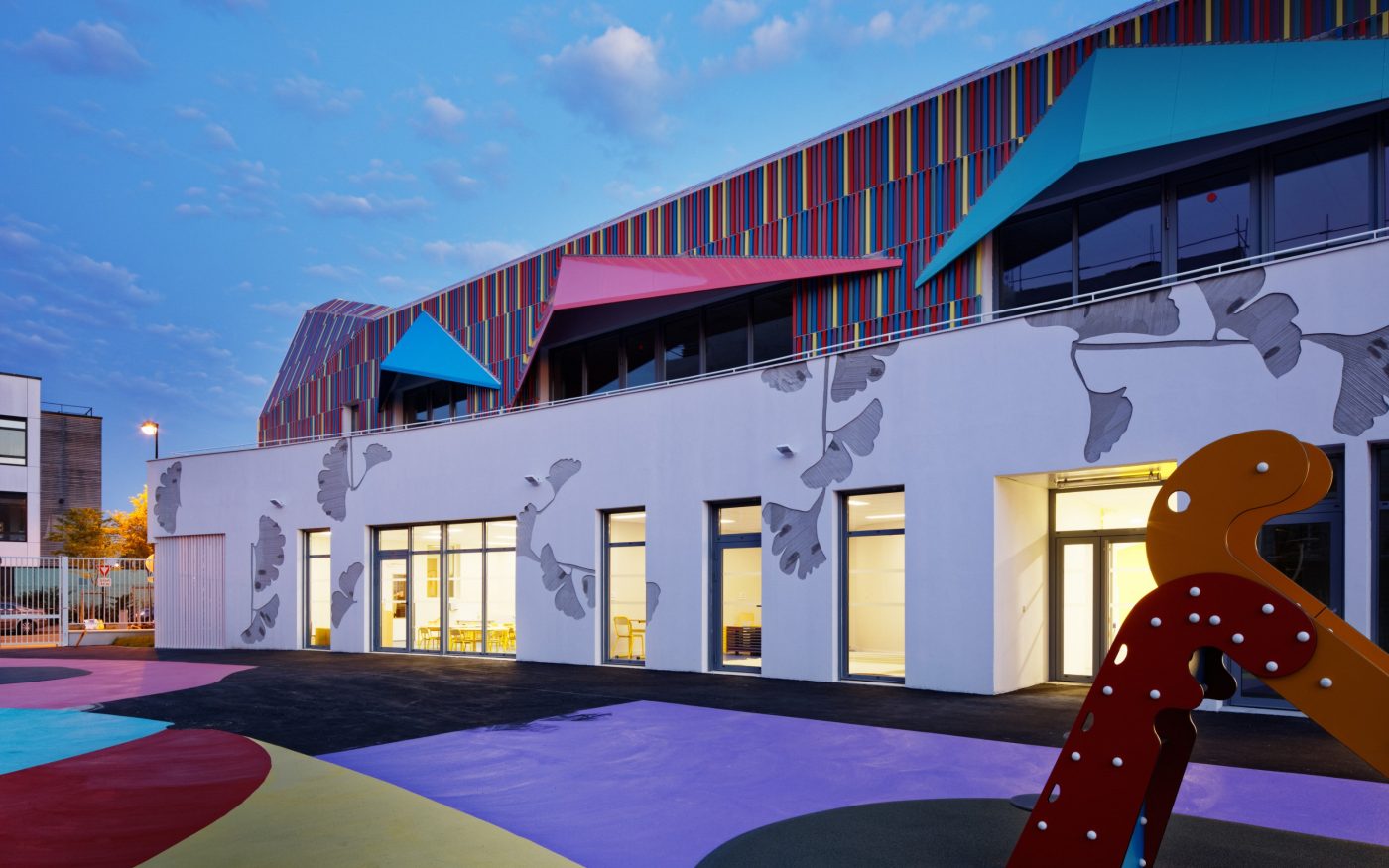 Preschool of 1325 m2 and High Environmental Quality building. Ecole maternelle Simone Veil, 1 rue Nelson Mandela 94390 VILLIERS SUR MARNE. Panels Argeton Barro 50 x 50 Emaillé Rouge, Bleu clair, Jaune, Lilas, Rose.