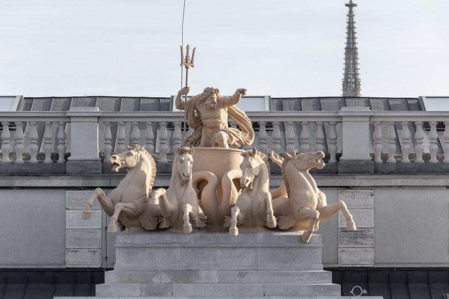Grupi i Neptunit mbi çatinë e Bursës së Fondeve të Vjenës