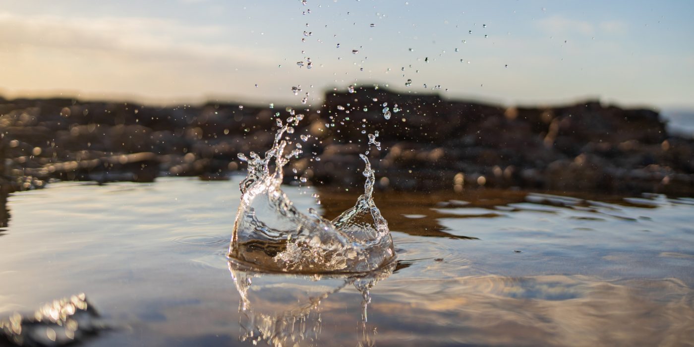 Kapljica vode koja pada na površinu
